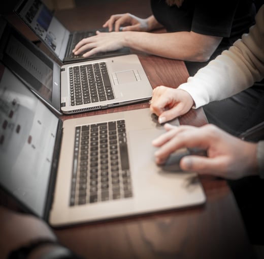 130A7419_working_hands_computers_group